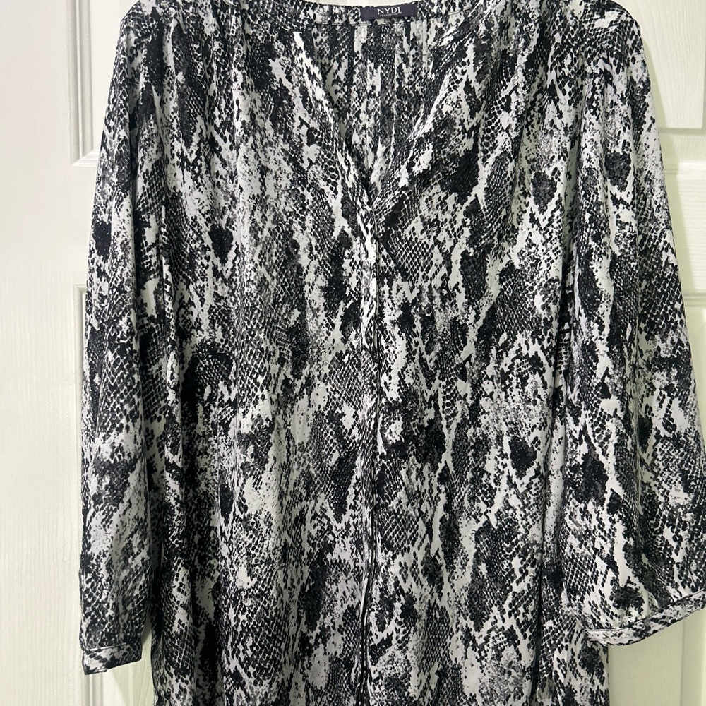 Women's Black and White Snake Print Top - Picture 7 of 7